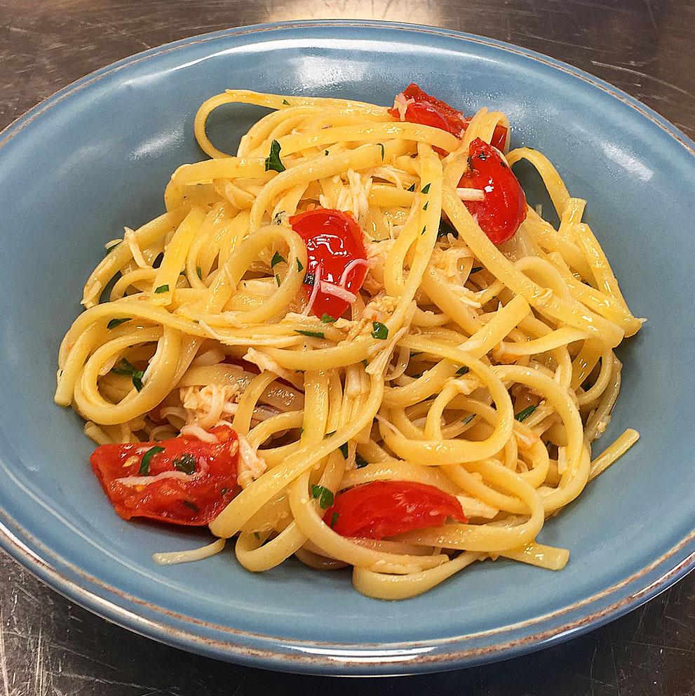 Tagliolini mit Krabbenfleisch und Datteltomaten
