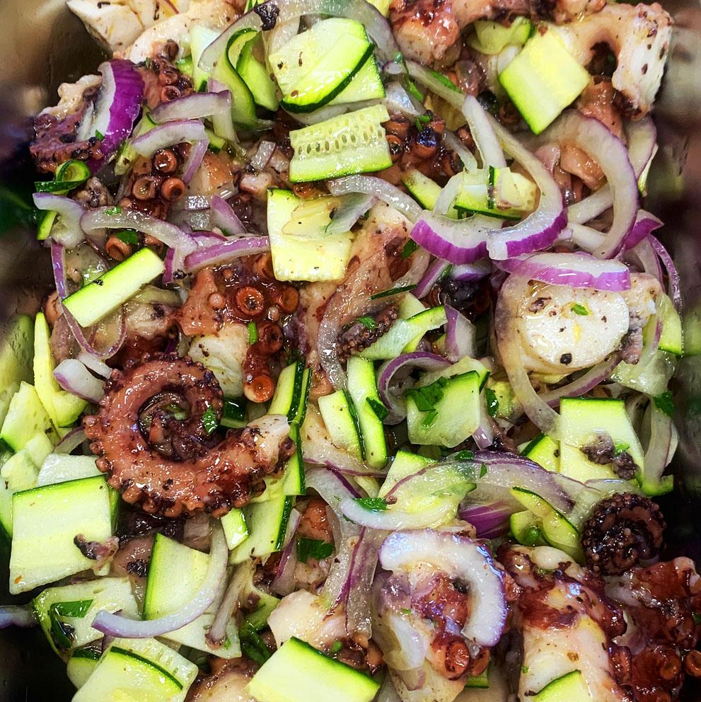 Oktopussalat mit Zucchini und Zwiebeln
