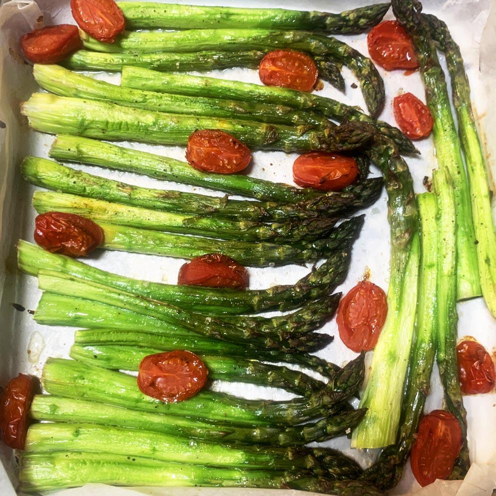 Gebackener Spargel mit Kirschtomaten