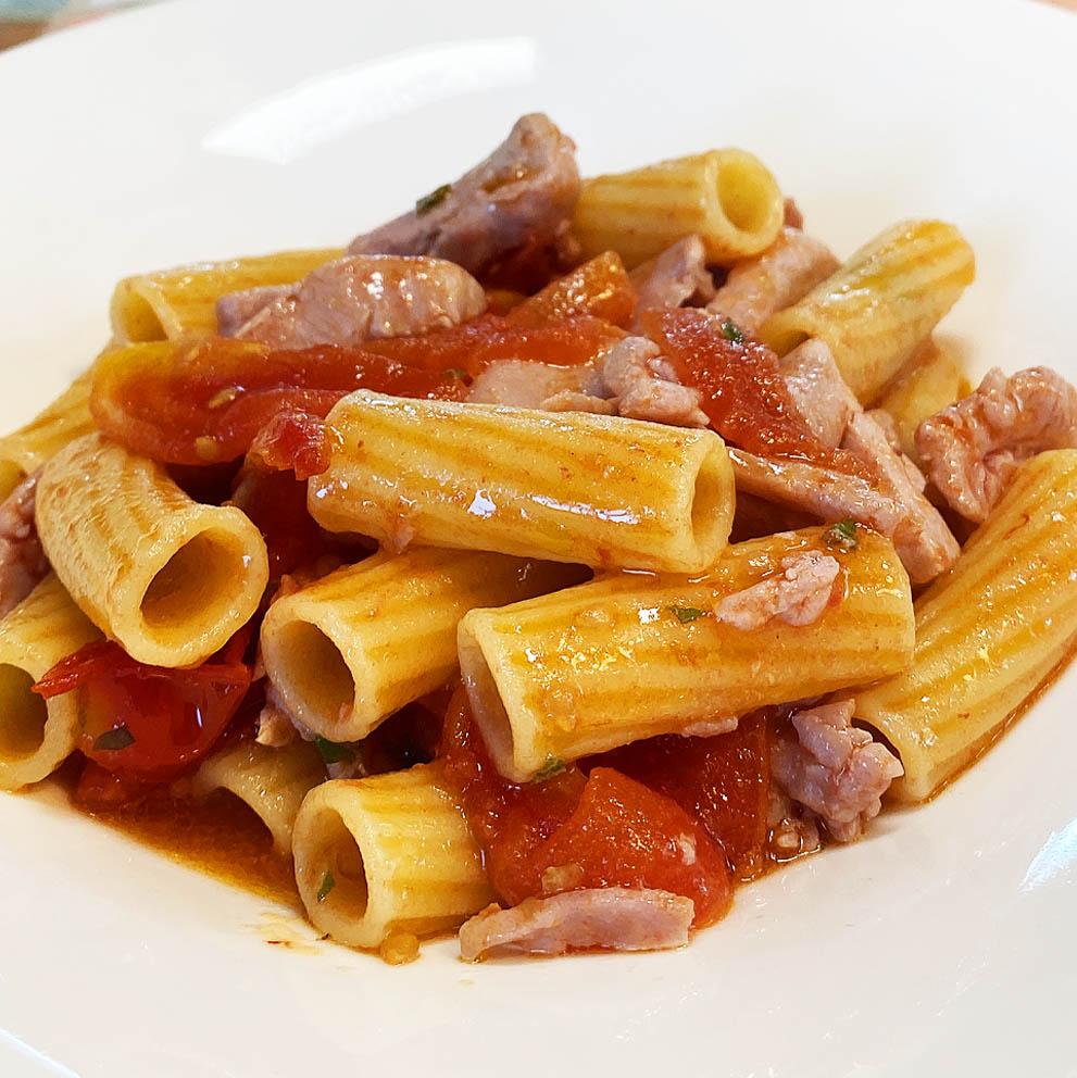 Mediterrane Pasta mit frischem Thunfisch
