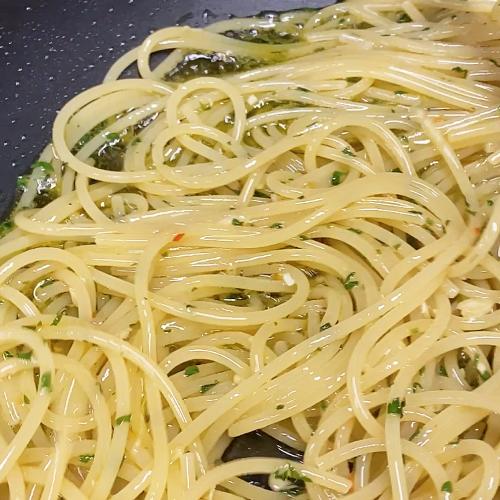 Spaghetti aglio olio e peperoncino