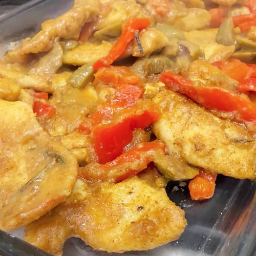 Hähnchenbrust mit Paprika und Oliven, abgelöscht mit Bier