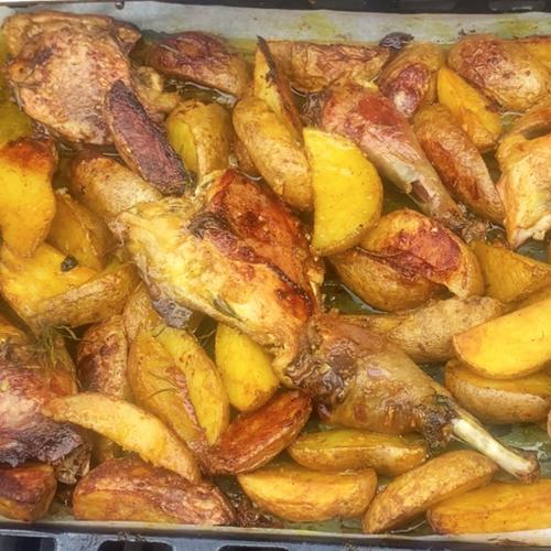 BBQ de Pintada y Lomo de Cerdo con Patatas Especiadas